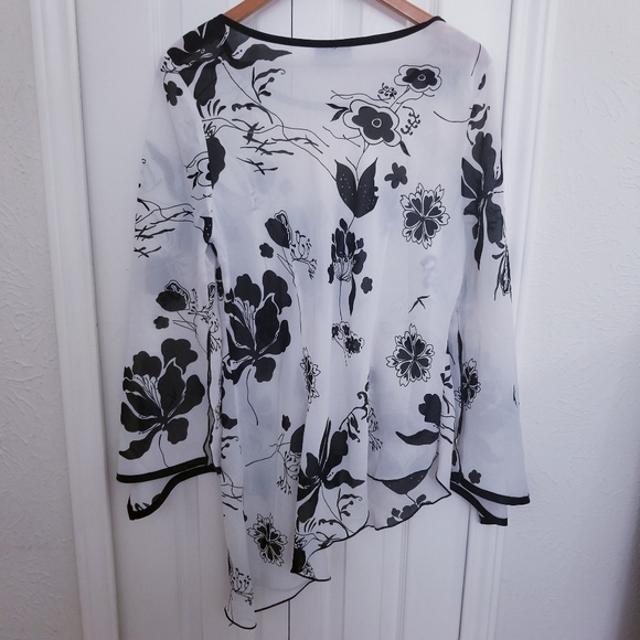 Floral, Flowy, Bell Sleeve, Asymmetrical Blouse - Picture 8 of 8